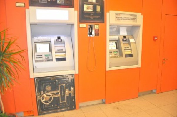 Au distrus ATM-ul de pe strada Călăraşi